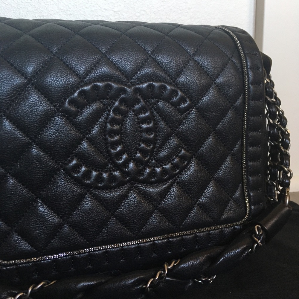 CHANEL Black Quilted Leather Shoulder Bag
